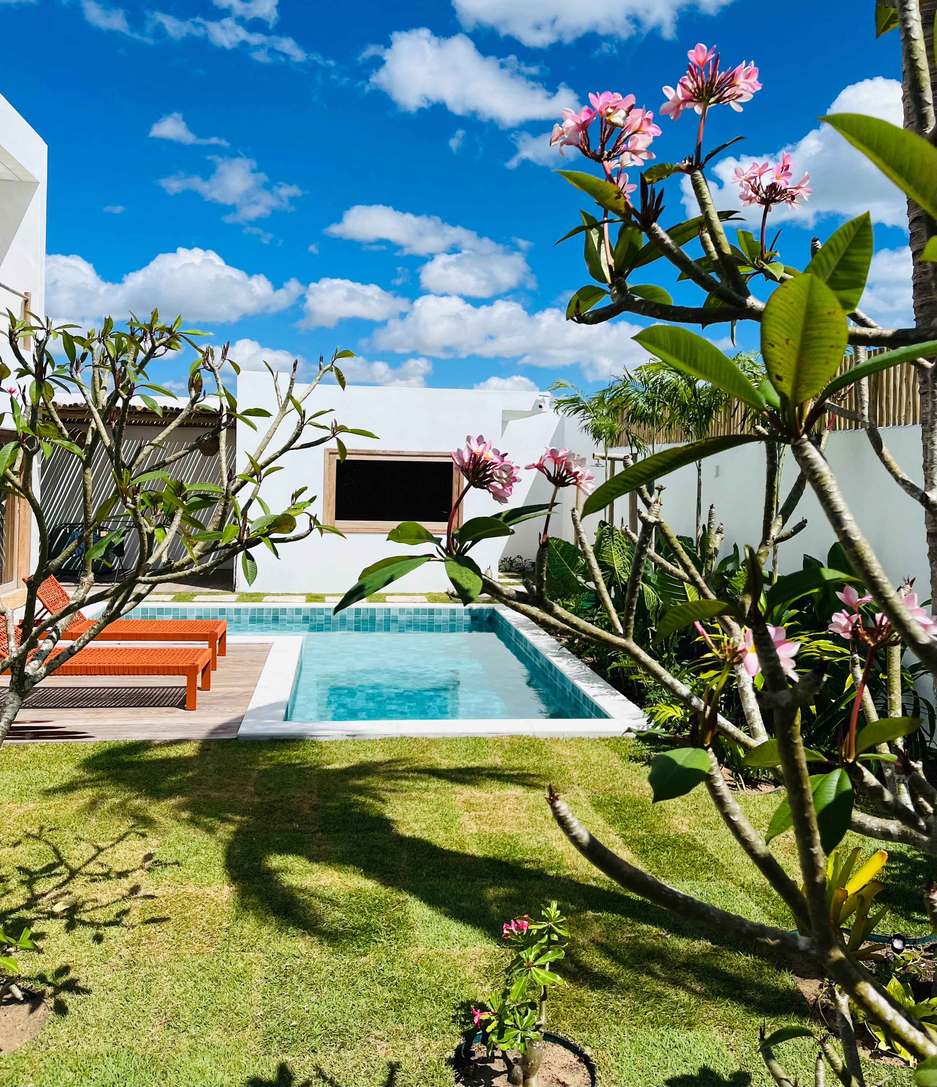 Piscina privativa da Casa LoVento com jardim